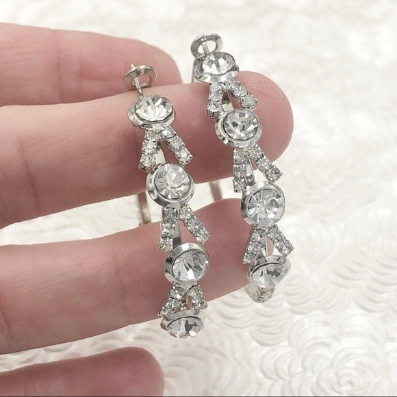 🌼 Rhinestone Arrow Silver Hoop Earrings - Picture 2 of 3